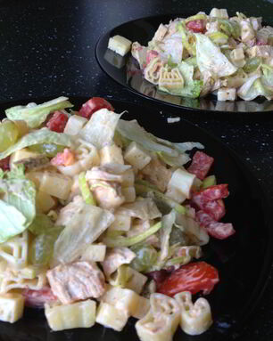 Салат Цезарь с макаронами