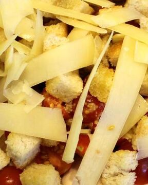 Салат Цезарь с маринованной курицей