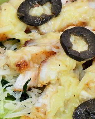 Салат Цезарь с огурцом и маслинами