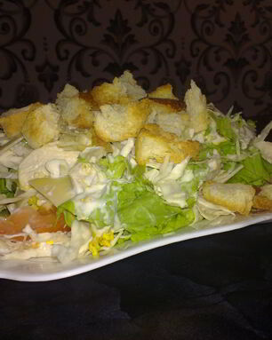 Салат Цезарь с пармезаном и помидорами