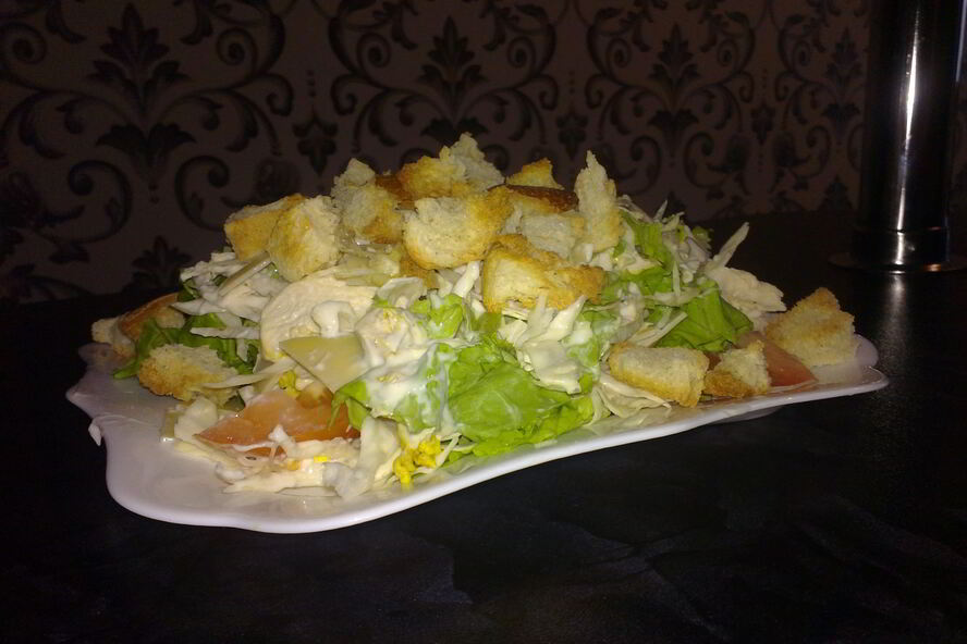 Рецепт салата цезарь с пармезаном и помидорами