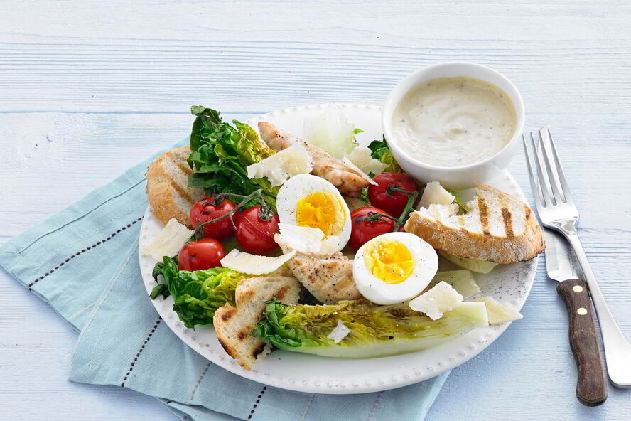 Рецепт салата цезарь с помидорами