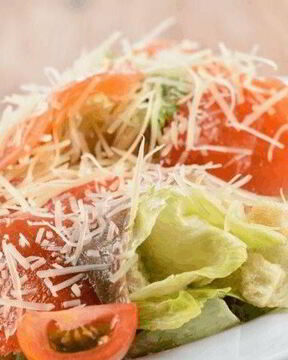 Салат Цезарь с семгой