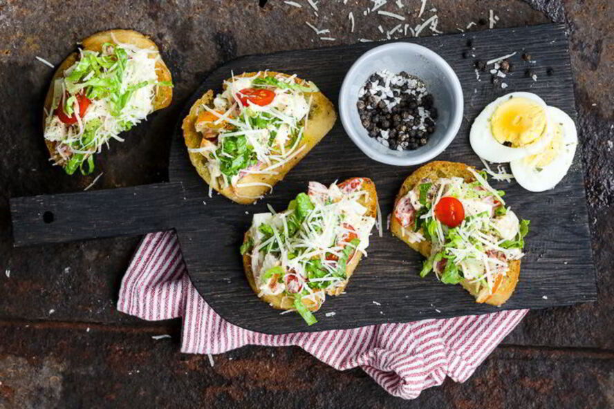 Рецепт тостов с салатом цезарь