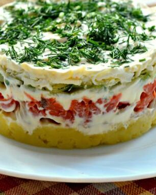 Слоеный салат с кальмарами и картофелем