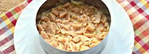 слоеный салат с кальмарами и картофелем. Шаг 3