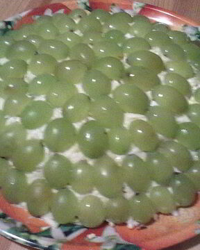 Слоеный салат с виноградом