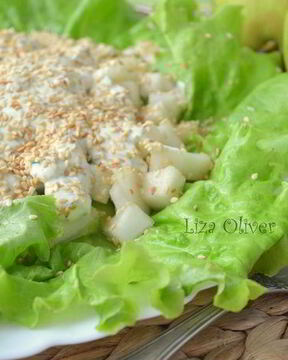 Свежий летний салат с фетой и огурцом