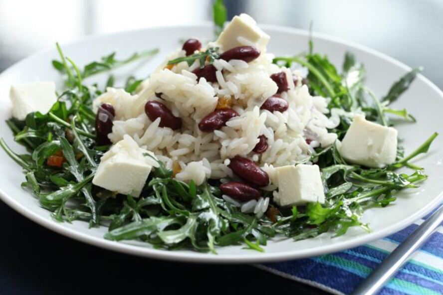 Рецепт теплого салата из риса с фасолью и козьим сыром