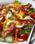 Теплый салат с беконом и яйцами без майонеза