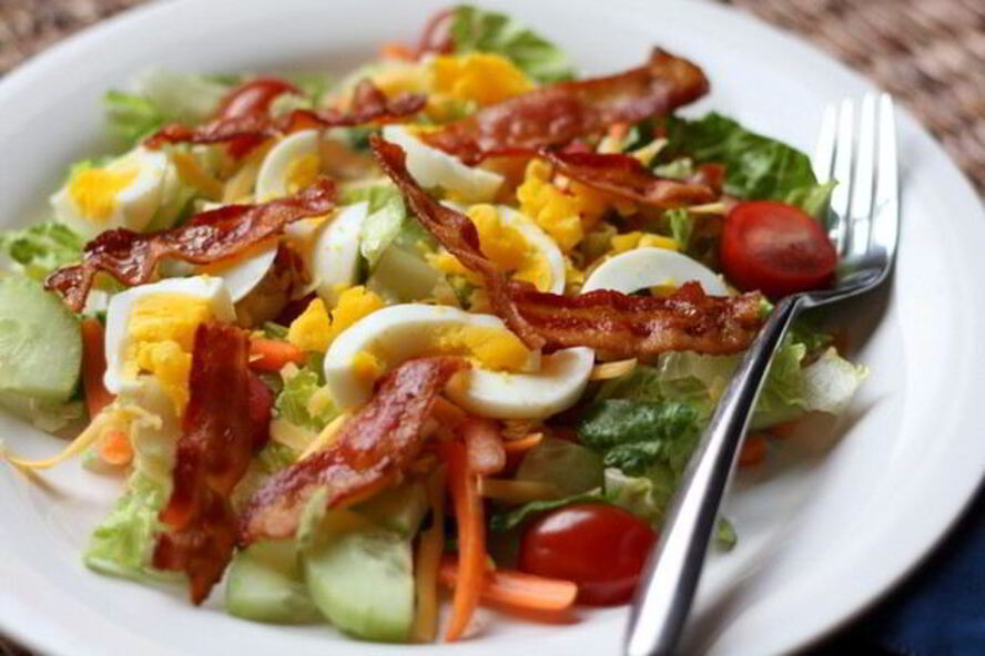 Рецепт теплого салата с беконом и яйцами без майонеза
