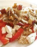 Теплый салат с булгуром, грушей и горгонзолой