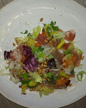 Салат из хурмы с пармезаном и хересным винегретом