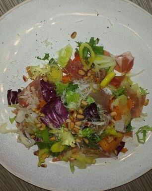 Салат из хурмы с пармезаном и хересным винегретом