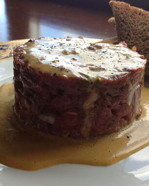 Тар-тар из говядины с заправкой винегрет из желтков