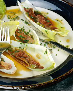 Телячья печенка с цикорием и тыквенным винегретом