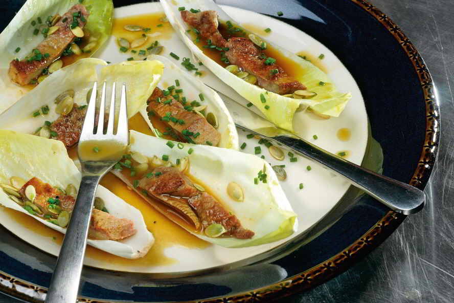 Рецепт телячьей печенки с цикорием и тыквенным винегретом