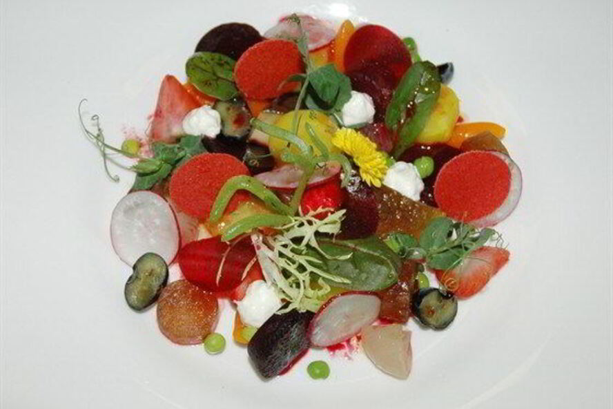 Рецепт винегрета с чипсами из томатов и ежевики