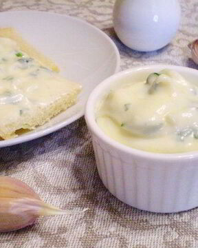 Домашний майонез на курином яйце с чесноком и зеленью