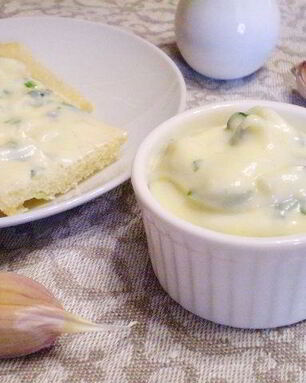 Домашний майонез на курином яйце с чесноком и зеленью