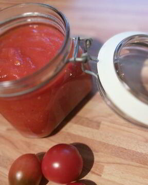 Домашний томатно-яблочный кетчуп со свежими пряными травами