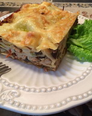 Мясная лазанья с бешамель и болонезе с баклажаном