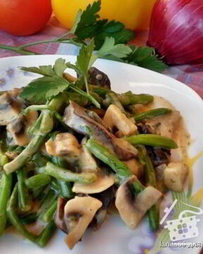 Сердце с грибами и стручковой фасолью под бешамель