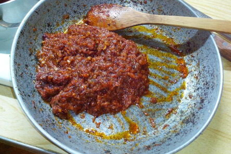 Рецепт соуса для пиццы на помидорах и луке