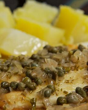 Соус для рыбы из вина, масла и каперсов