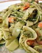 Фетучини аль денте с соусом песто и креветками