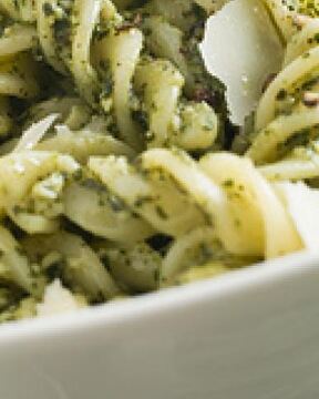 Фузилли с соусом песто и пармезаном