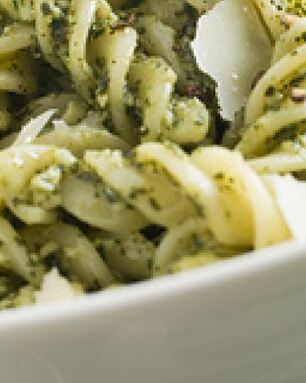 Фузилли с соусом песто и пармезаном