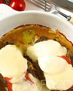 Куриная грудка с соусом песто, помидорами и моцареллой