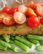 Лосось с соусом песто