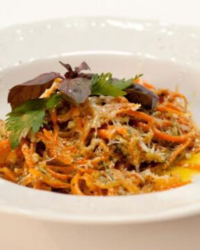 Морковные спагетти с соусом песто