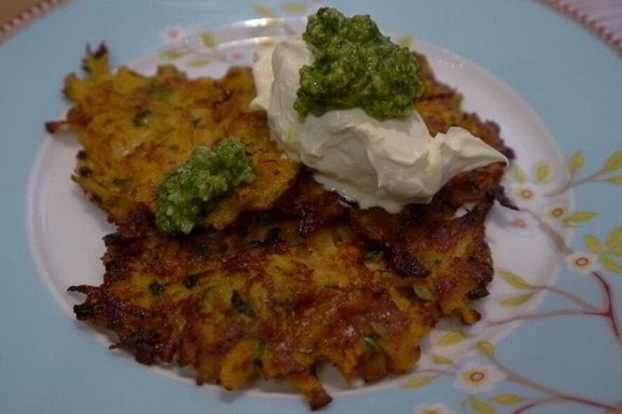 Рецепт оладий из сладкого картофеля с соусом песто