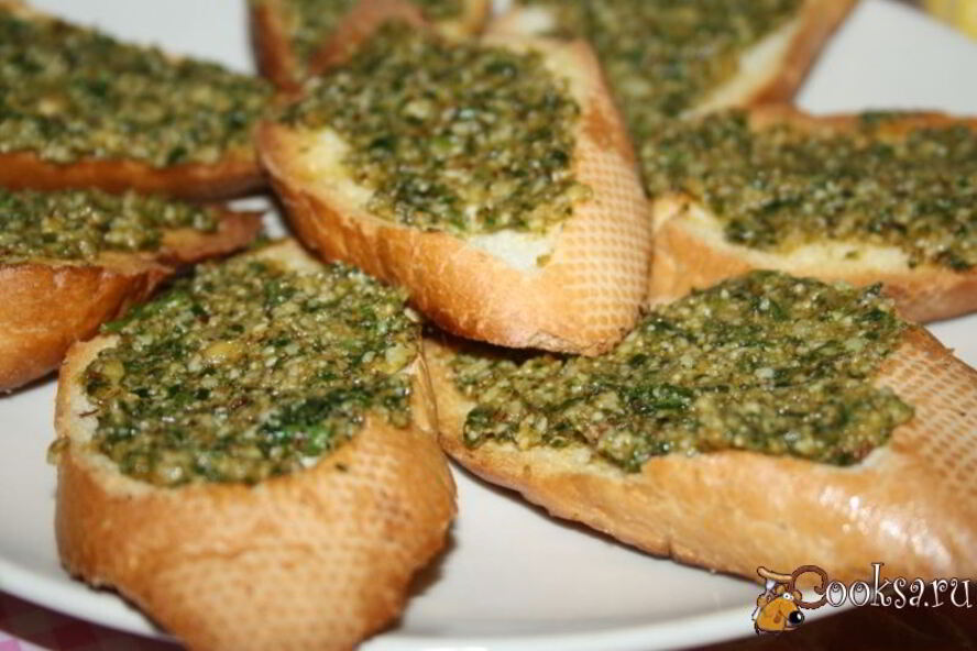 Рецепт острого песто с козьим сыром и кинзой