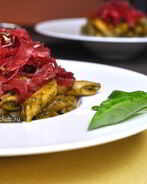 Пенне с соусом песто и брезаолой