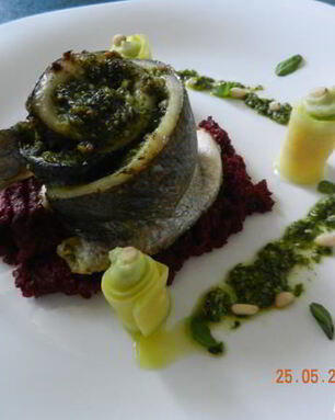 Сибас, запеченый с соусом песто