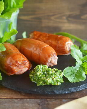 Сосиски-гриль с соусом песто из руколлы