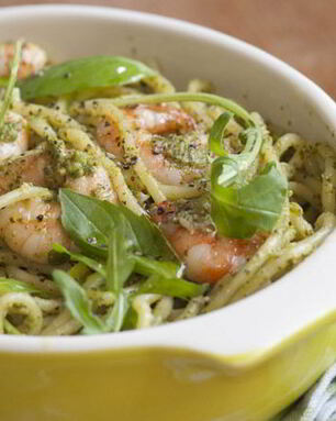 Спагетти с соусом песто и королевскими креветками
