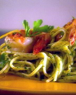 Спагетти с соусом песто из рукколы и королевскими креветками