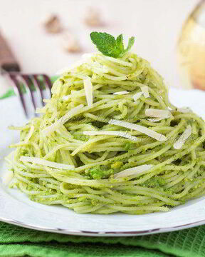 Спагетти с соусом песто из зеленого горошка, фисташек и мяты