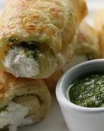 Закуска из козьего сыра с соусом песто