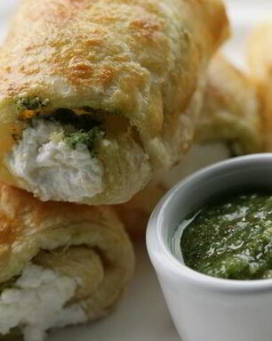 Закуска из козьего сыра с соусом песто