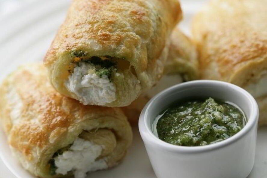 Рецепт закуски из козьего сыра с соусом песто