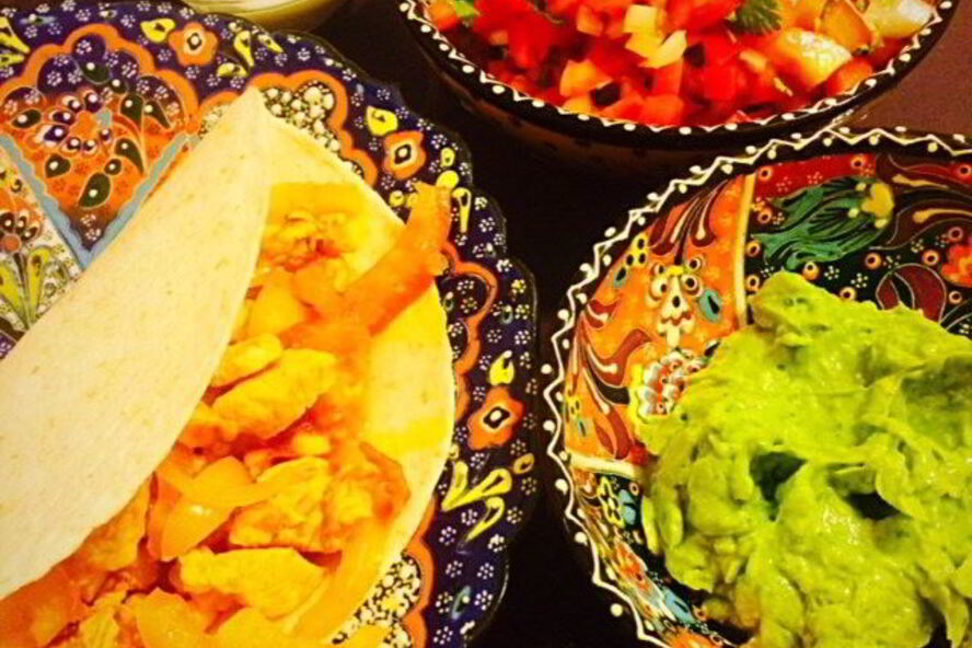 Рецепт фахитас с курицей с соусами сальса и гуакамоле