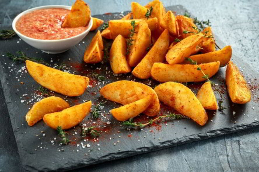 Рецепт хрустящего картофеля с соусом сальса и кокосовой стружкой