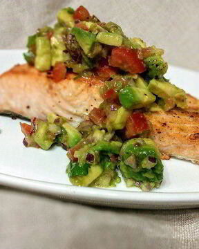 Лосось с соусом сальса из авокадо