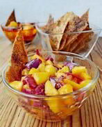 Персиковая сальса c чипсами из лаваша со специями